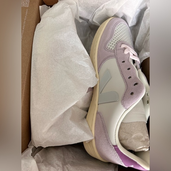 NIB. VEJA Women's V-10 Leather Sneakers, Gravel/Menthol/Parme, Size EUR38 (US7) - Picture 5 of 7